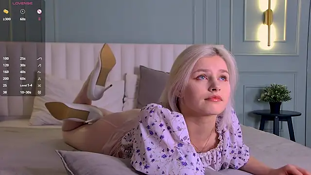 Snapshot of SandyShayes chatting on December 4, 5:50 am SandyShayes online show from December 4, 5:50 am