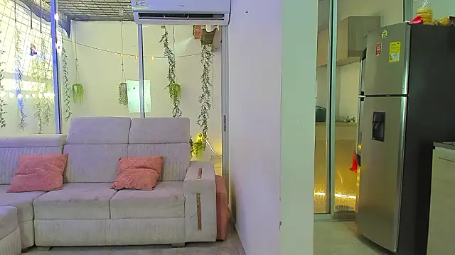 Snapshot of stangirls_ chatting on February 2, 9:13 pm stangirls online show from February 2, 9:13 pm