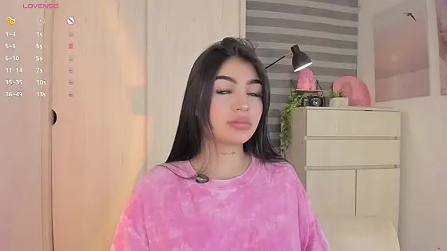 Snapshot of EmmyKenner chatting on October 24, 10:22 am EmmyKenner online show from October 24, 10:22 am