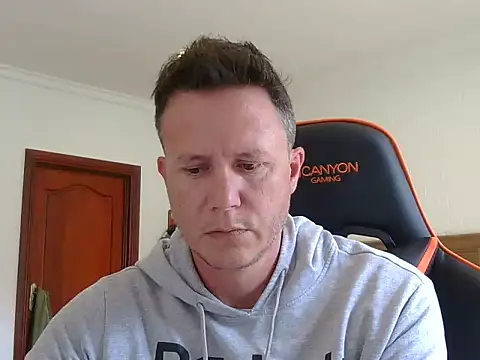 Snapshot of TroyDieselXXX chatting on December 21, 9:27 am TroyDieselXXX online show from December 21, 9:27 am