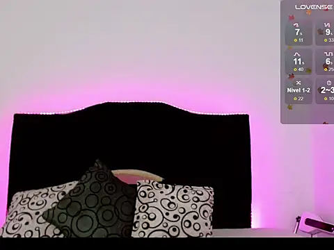 Snapshot of x_isabella_x chatting on October 31, 3:46 pm x isabella x online show from October 31, 3:46 pm