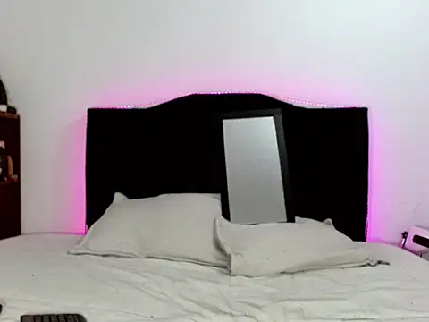 Snapshot of x_isabella_x chatting on November 7, 1:38 am x isabella x online show from November 7, 1:38 am