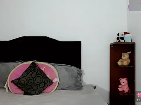 Snapshot of x_isabella_x chatting on December 5, 2:47 pm x isabella x online show from December 5, 2:47 pm