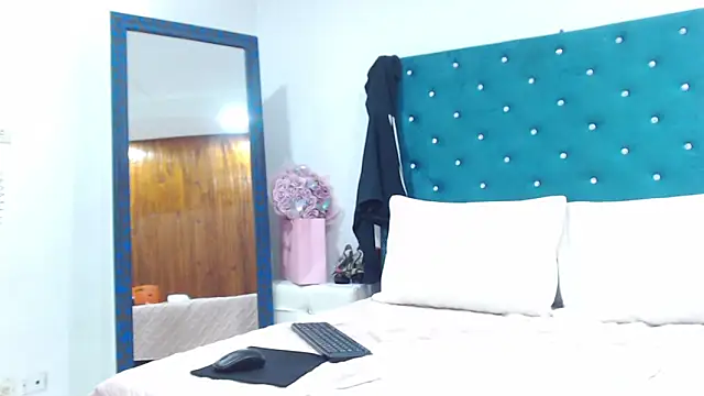 Snapshot of KimScarleth chatting on October 3, 5:43 pm KimScarleth online show from October 3, 5:43 pm