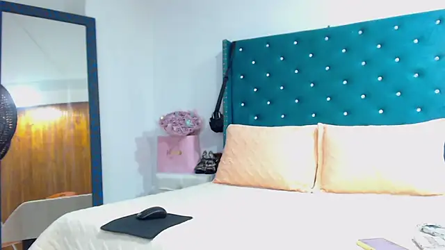 Snapshot of KimScarleth chatting on December 17, 2:45 pm KimScarleth online show from December 17, 2:45 pm