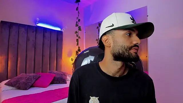 Snapshot of Ryan_Jackson_ chatting on December 14, 12:27 am Ryan Jackson online show from December 14, 12:27 am