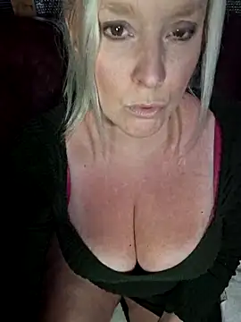 Snapshot of Bouncy-Bella28X chatting on June 3, 4:12 pm Bouncy-Bella28X online show from June 3, 4:12 pm