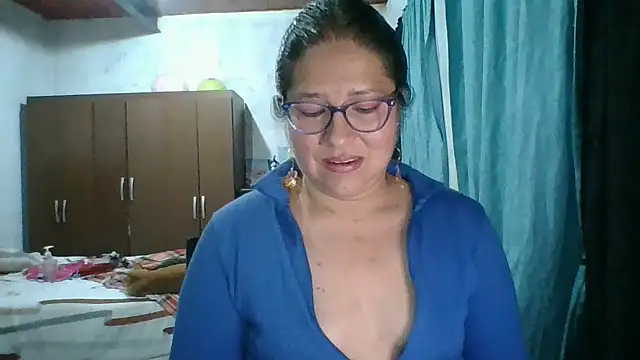 Snapshot of scarlett_widow_ chatting on October 5, 4:33 am scarlett widow online show from October 5, 4:33 am