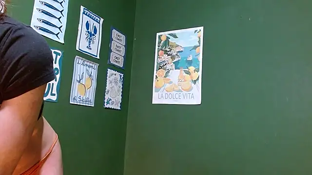 Snapshot of Roxiehood chatting on October 25, 2:52 am Roxiehood online show from October 25, 2:52 am