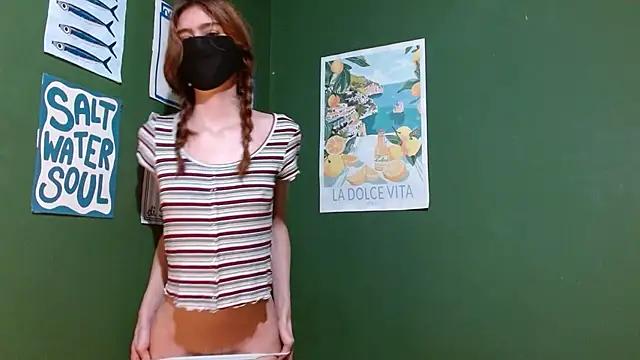 Snapshot of Roxiehood chatting on November 27, 2:02 am Roxiehood online show from November 27, 2:02 am