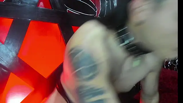 Snapshot of damian_and_tiana chatting on November 6, 4:13 am damian and tiana online show from November 6, 4:13 am