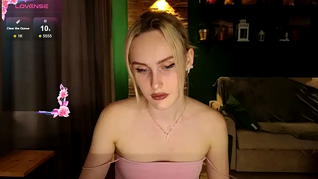 Snapshot of Belle_Vill3575 chatting on September 12, 8:25 am Belle Vill3575 online show from September 12, 8:25 am