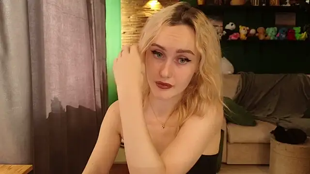 Snapshot of Belle_Vill3575 chatting on September 14, 6:12 am Belle Vill3575 online show from September 14, 6:12 am
