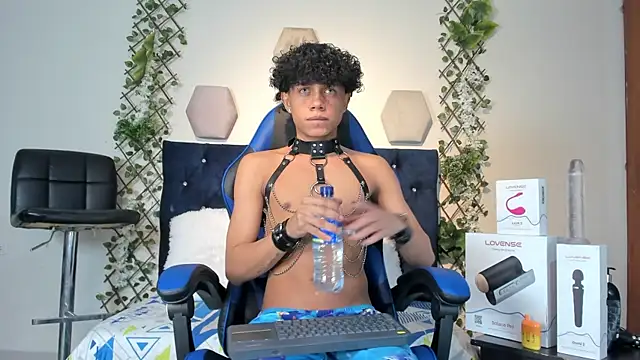 Snapshot of _taylor_black chatting on November 6, 12:33 am taylor black online show from November 6, 12:33 am