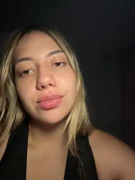 Snapshot of MissCat_ chatting on December 4, 1:04 am MissCat online show from December 4, 1:04 am