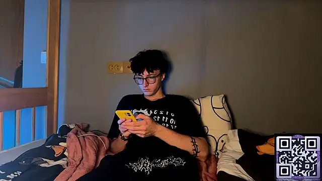 Snapshot of 8goat chatting on October 18, 10:43 pm 8goat online show from October 18, 10:43 pm