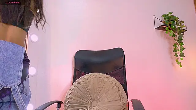 Snapshot of TiffValentinee_ chatting on October 31, 5:58 pm TiffValentinee online show from October 31, 5:58 pm