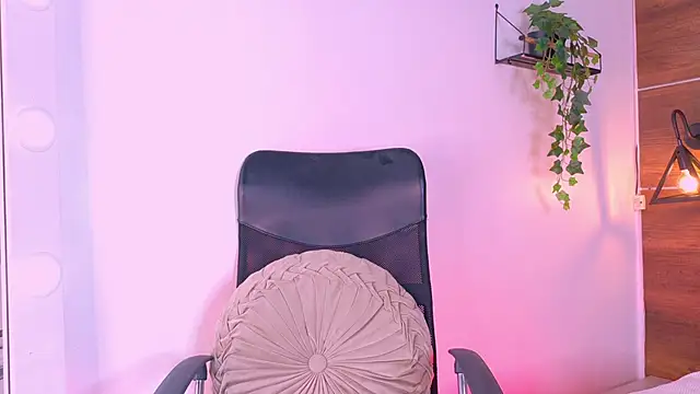 Snapshot of TiffValentinee_ chatting on November 5, 8:09 pm TiffValentinee online show from November 5, 8:09 pm