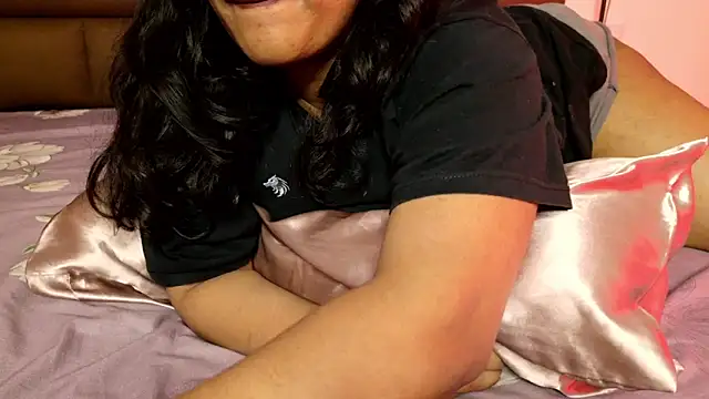 Snapshot of Gulaboo100 chatting on November 27, 8:00 pm Gulaboo100 online show from November 27, 8:00 pm