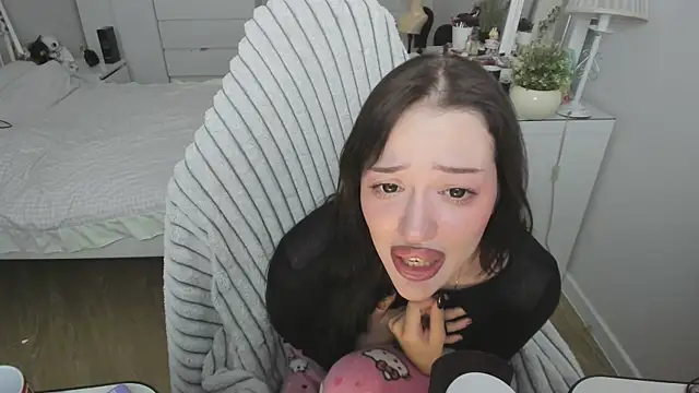 Snapshot of saadnesstyan chatting on December 2, 12:32 pm saadnesstyan online show from December 2, 12:32 pm