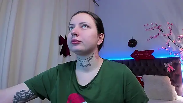 Snapshot of LilaVame chatting on December 13, 11:21 pm LilaVame online show from December 13, 11:21 pm