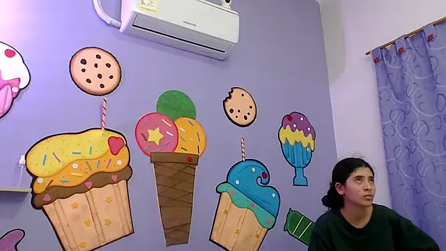 skinnykalitzo18 online show from December 18, 1:39 pm