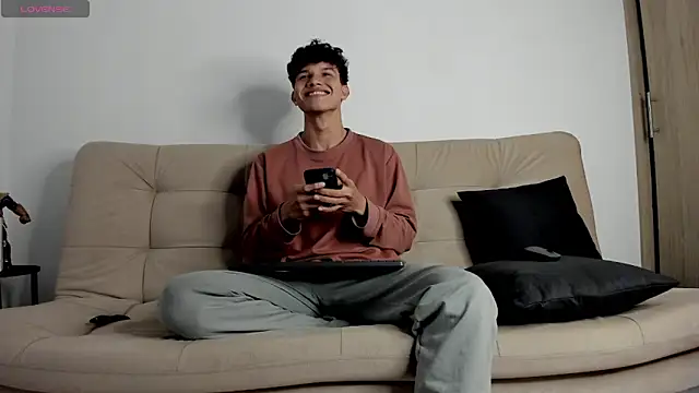 Snapshot of 2Amateur_Guys chatting on October 13, 11:27 pm 2Amateur Guys online show from October 13, 11:27 pm