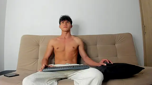 2Amateur Guys online show from April 3, 10:19 pm