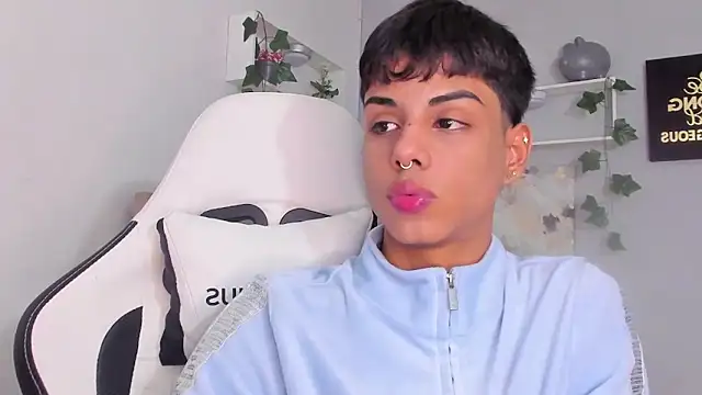 Snapshot of Thomas_wil chatting on November 15, 3:26 am Thomas wil online show from November 15, 3:26 am