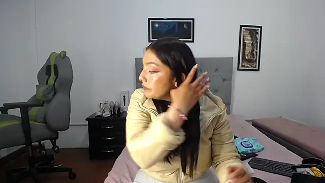 Esmeraldaa- online show from November 11, 4:01 am