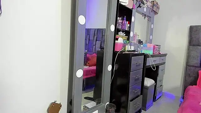 Esmeraldaa- online show from December 5, 5:27 am