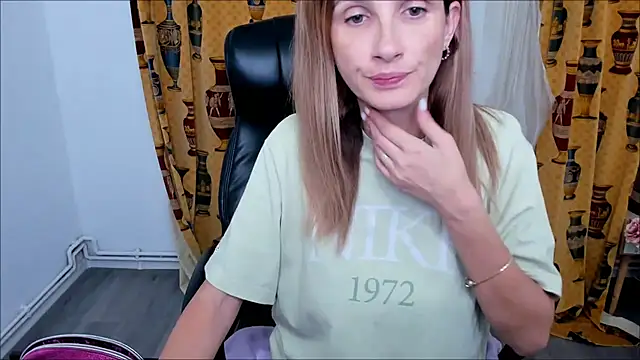 NaughtyWifey1 online show from October 3, 5:04 am