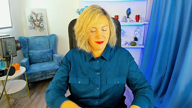 Snapshot of NinaStarle chatting on October 18, 4:37 am NinaStarle online show from October 18, 4:37 am