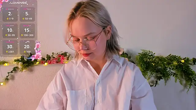 Snapshot of girlllsooft chatting on October 3, 5:32 pm girlllsooft online show from October 3, 5:32 pm