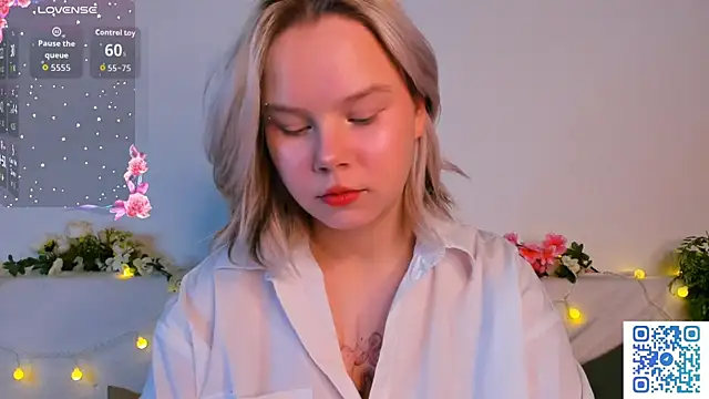 Snapshot of girlllsooft chatting on November 10, 1:37 am girlllsooft online show from November 10, 1:37 am