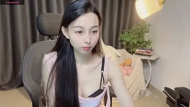 Yin-LL online show from October 10, 3:33 pm