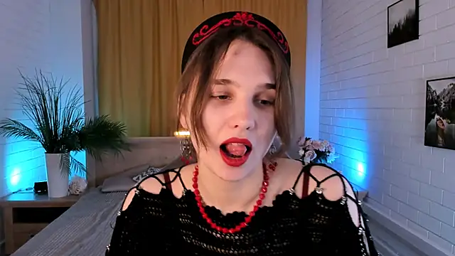 Snapshot of TessaMill chatting on November 18, 9:14 am TessaMill online show from November 18, 9:14 am