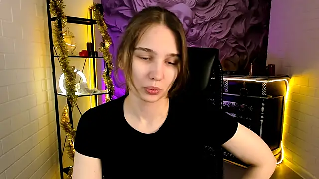 Snapshot of TessaMill chatting on December 3, 9:18 am TessaMill online show from December 3, 9:18 am