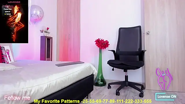 Snapshot of miaroberts69 chatting on September 27, 4:28 am miaroberts69 online show from September 27, 4:28 am