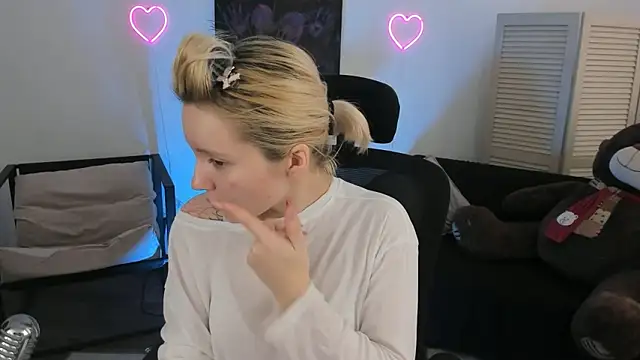 AuroraWrenfield online show from February 4, 7:36 am