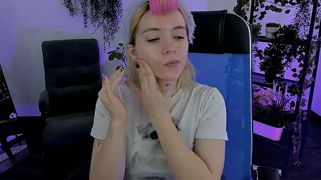 AuroraWrenfield online show from April 8, 2:22 am