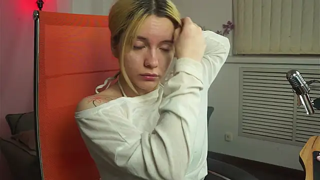 AuroraWrenfield online show from April 26, 12:30 am