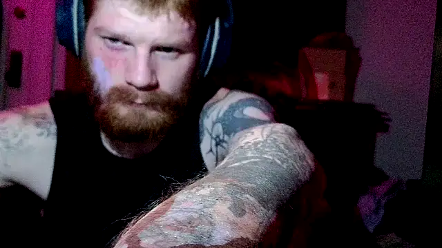 Snapshot of Magnetic127 chatting on November 28, 7:22 am Magnetic127 online show from November 28, 7:22 am