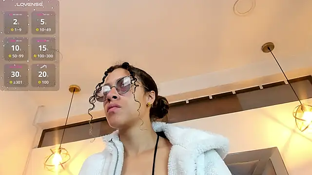 Hanna Cornee  online show from October 18, 1:45 pm