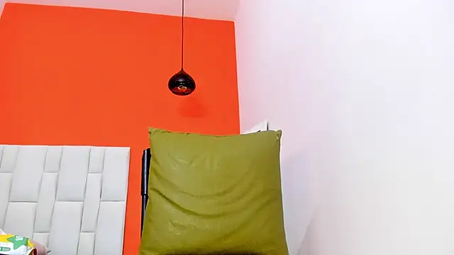 Snapshot of Roxan-hot69 chatting on September 16, 7:15 pm Roxan-hot69 online show from September 16, 7:15 pm