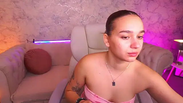 Snapshot of UrMuseOn chatting on October 28, 7:56 am UrMuseOn online show from October 28, 7:56 am