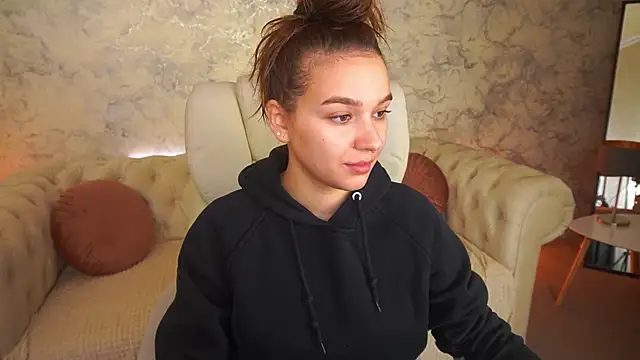 Snapshot of UrMuseOn chatting on November 22, 8:24 am UrMuseOn online show from November 22, 8:24 am