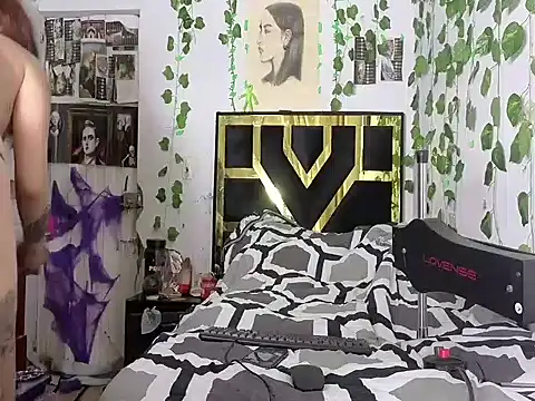 lucywhite13 online show from December 19, 4:08 am