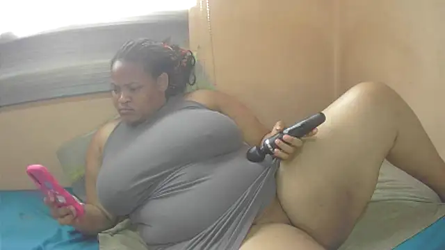 Snapshot of BigSexyEbony chatting on October 25, 10:34 am BigSexyEbony online show from October 25, 10:34 am