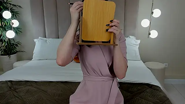 Snapshot of KiraHolli chatting on October 1, 3:23 am KiraHolli online show from October 1, 3:23 am